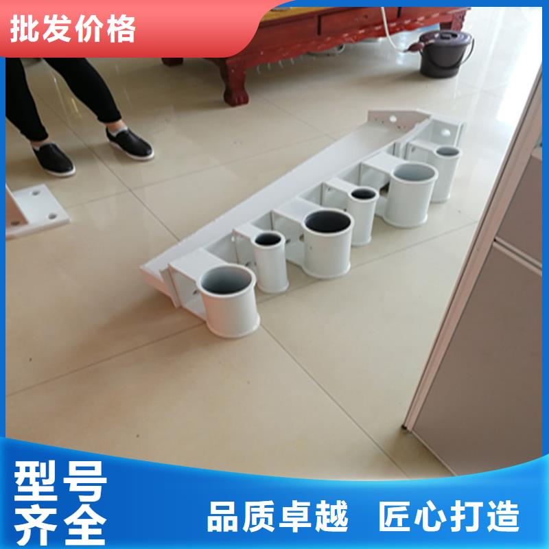 复合管防撞栏杆规格齐全上门测量首选展鸿护栏厂家