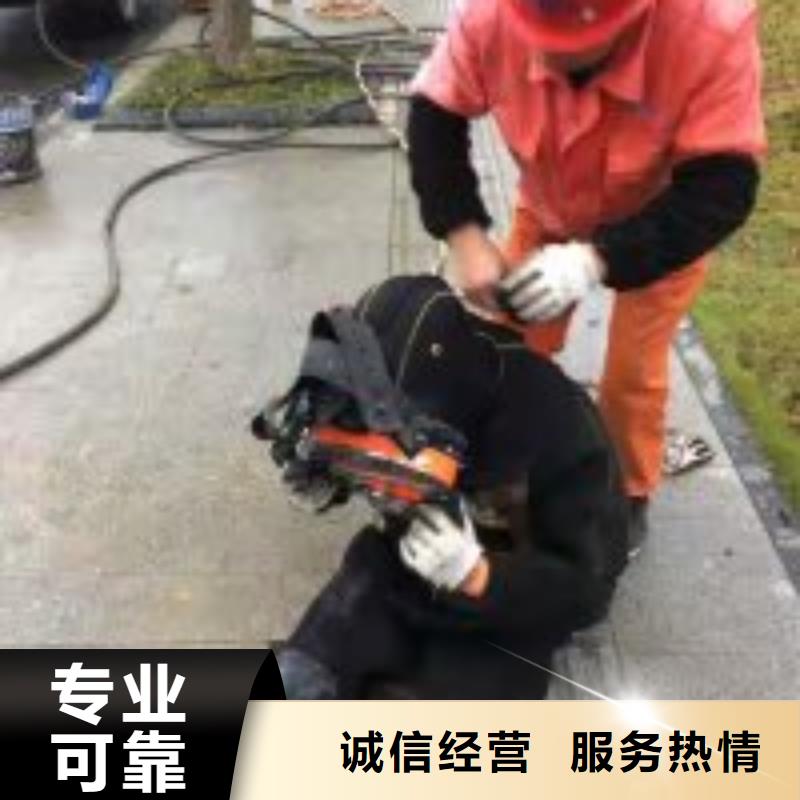 保质保量：潜水员水里面整平