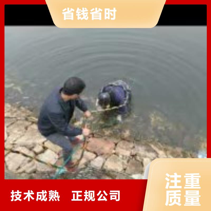 潜水员水中探摸工艺精致