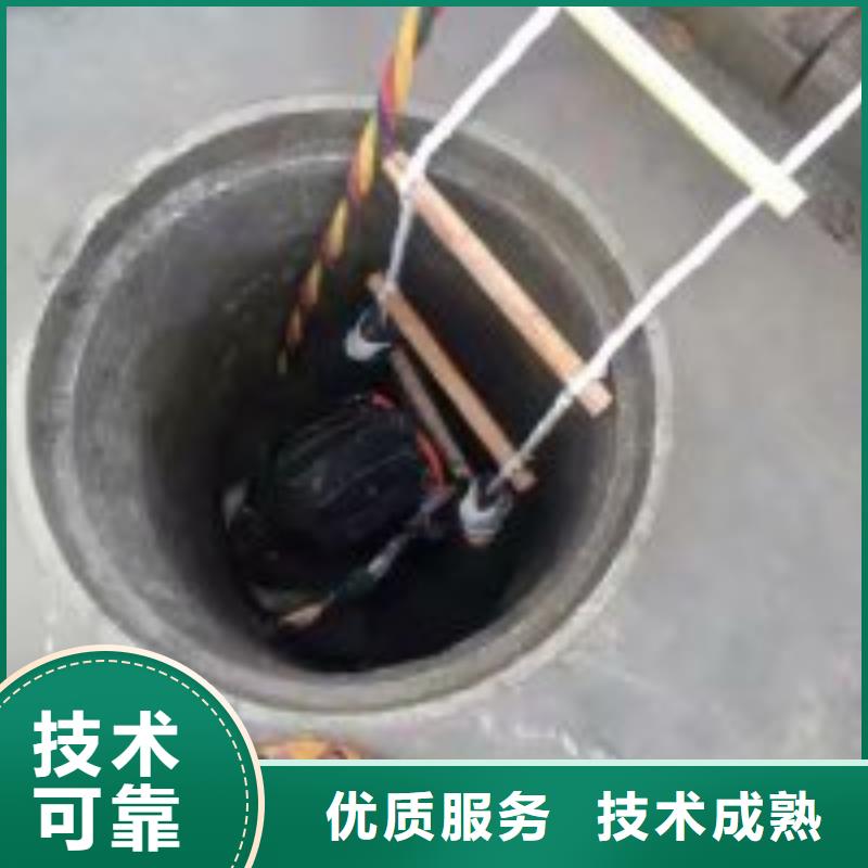 批发潜水员水里切割的基地